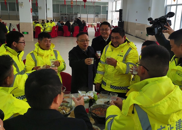 宜都市委谭书记一行慰问我司东阳光工地施工一线工人